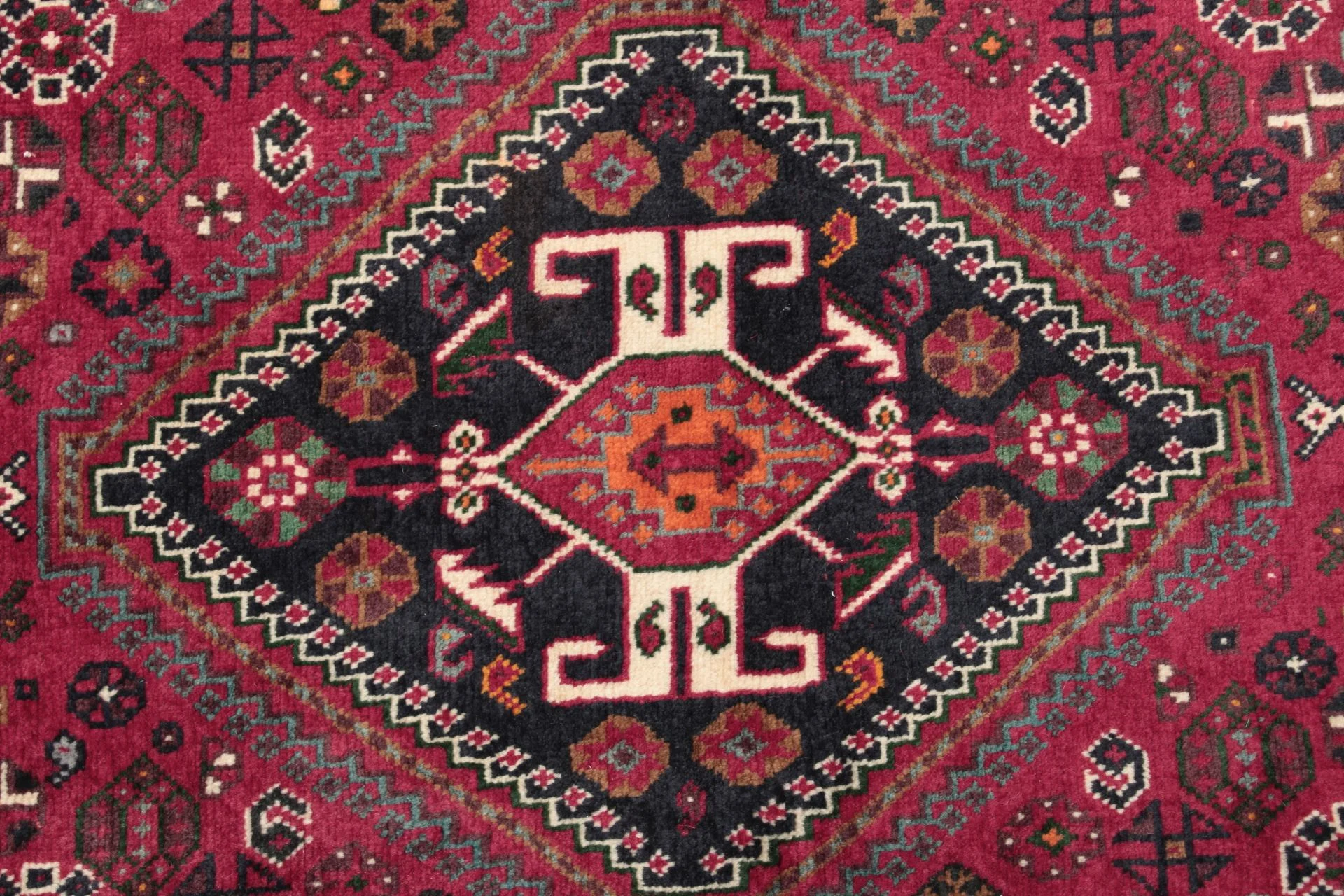 Qashqai Persian Rug 138 × 180 cm in Wool, hand-knotted - Image 3