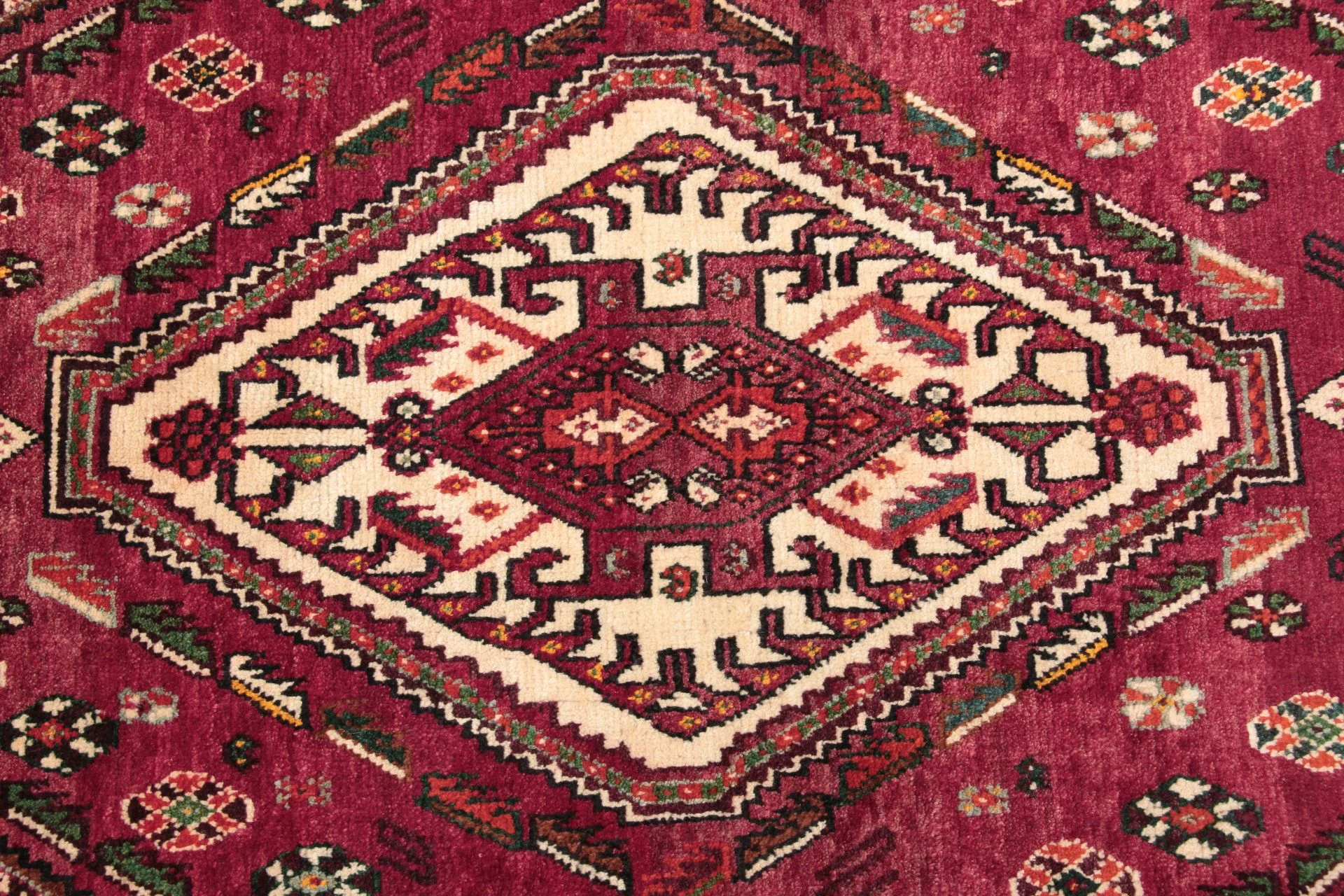 Wool Qashqai Persian Rug 137 × 193 cm, hand-knotted - Image 3