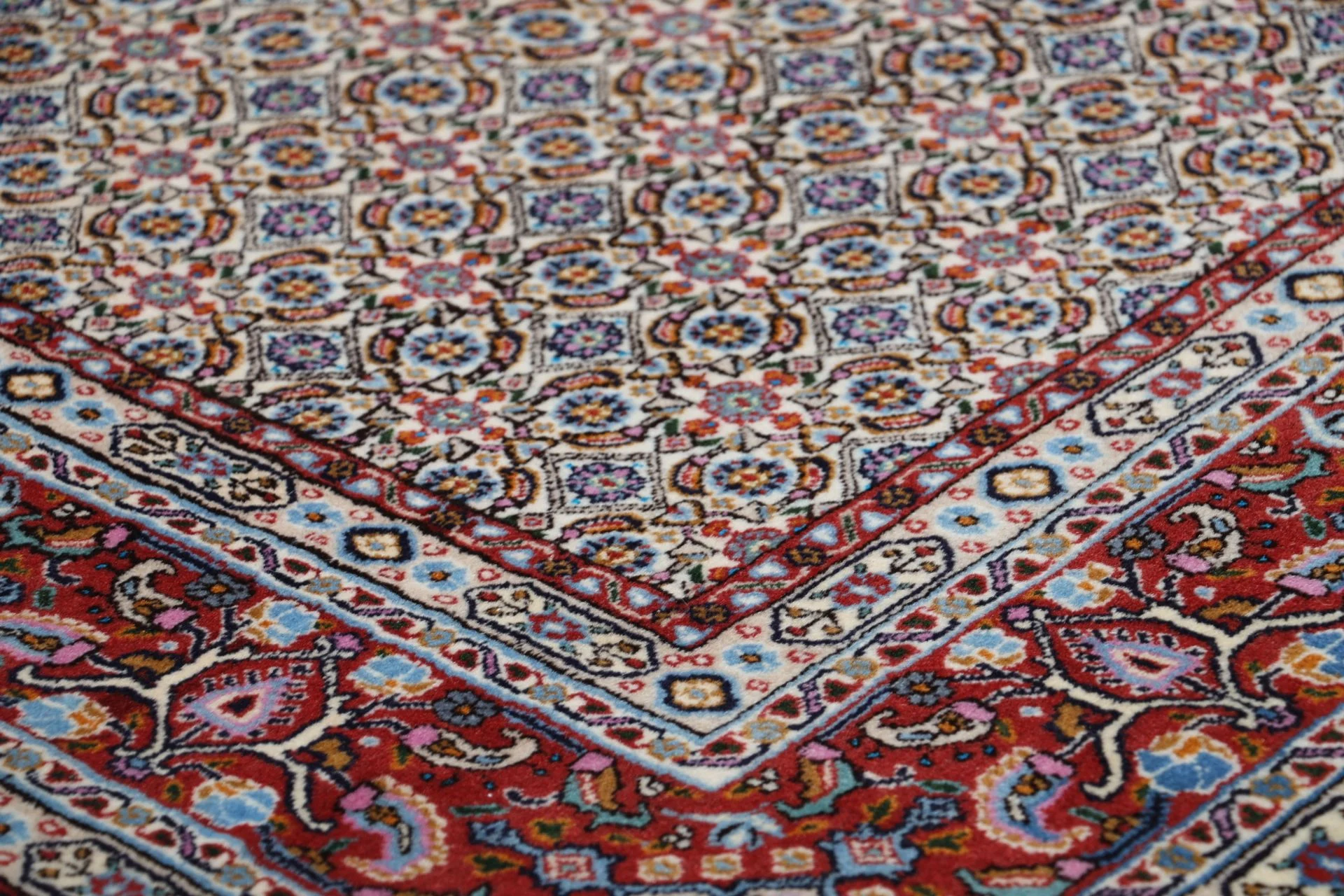 Moud Persian Rug 160 × 235 cm in Wool, hand-knotted - Image 5