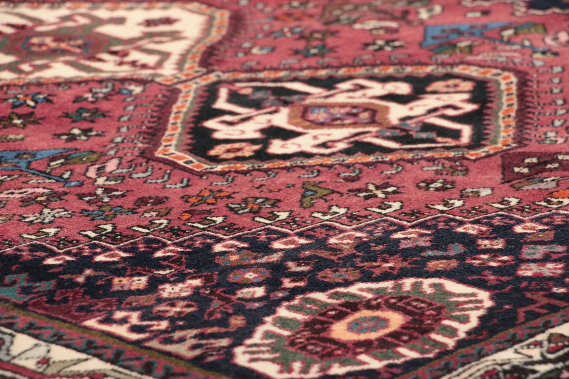 Qashqai Persian Rug 123 × 172 cm in Wool, hand-knotted - Image 5