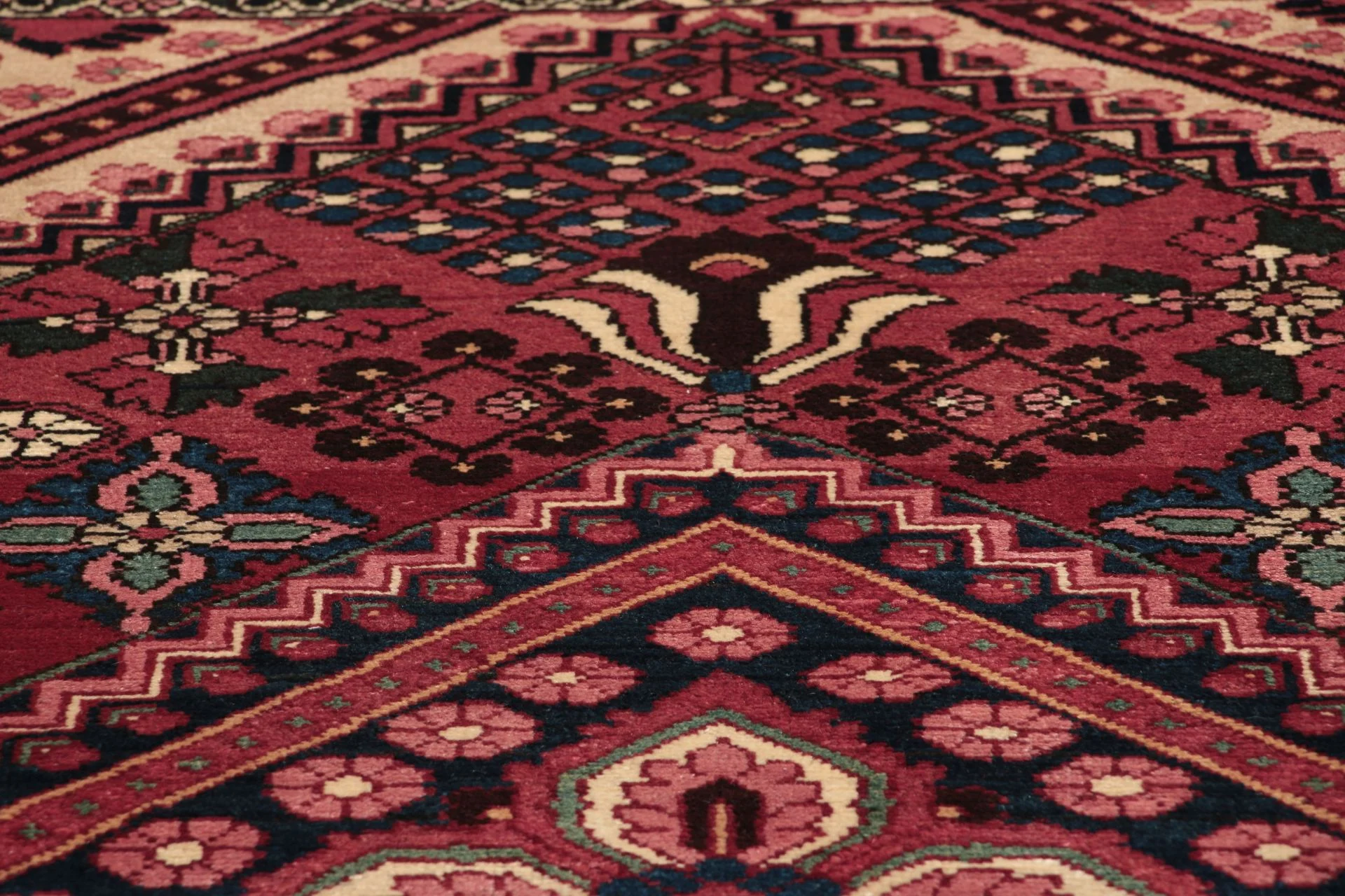 Hand-Knotted Bakhtiari Persian Rug, 137 × 212 cm, Wool - Image 3
