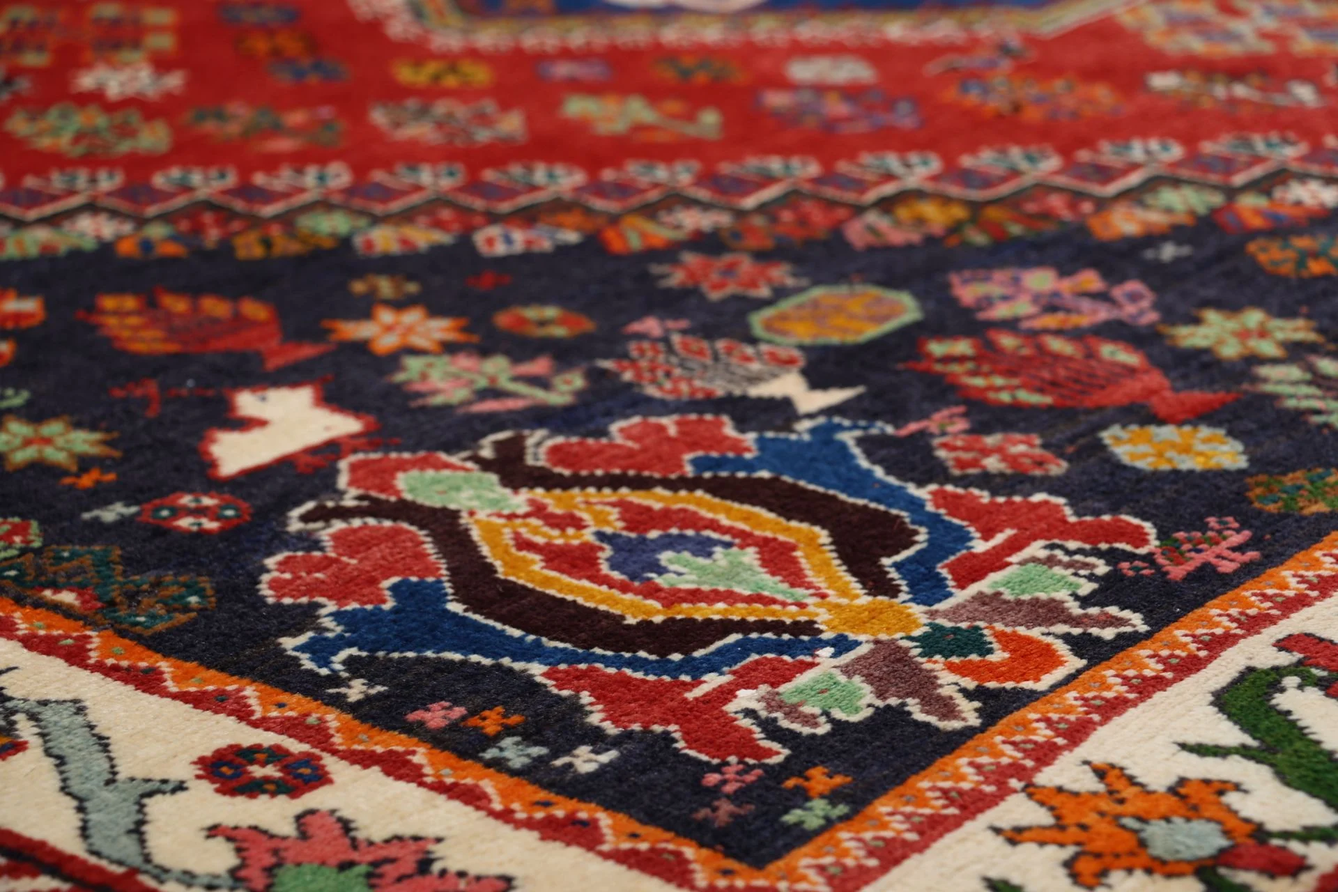 Hand-Knotted Shiraz Persian Rug, 157 × 238 cm, Wool - Image 5