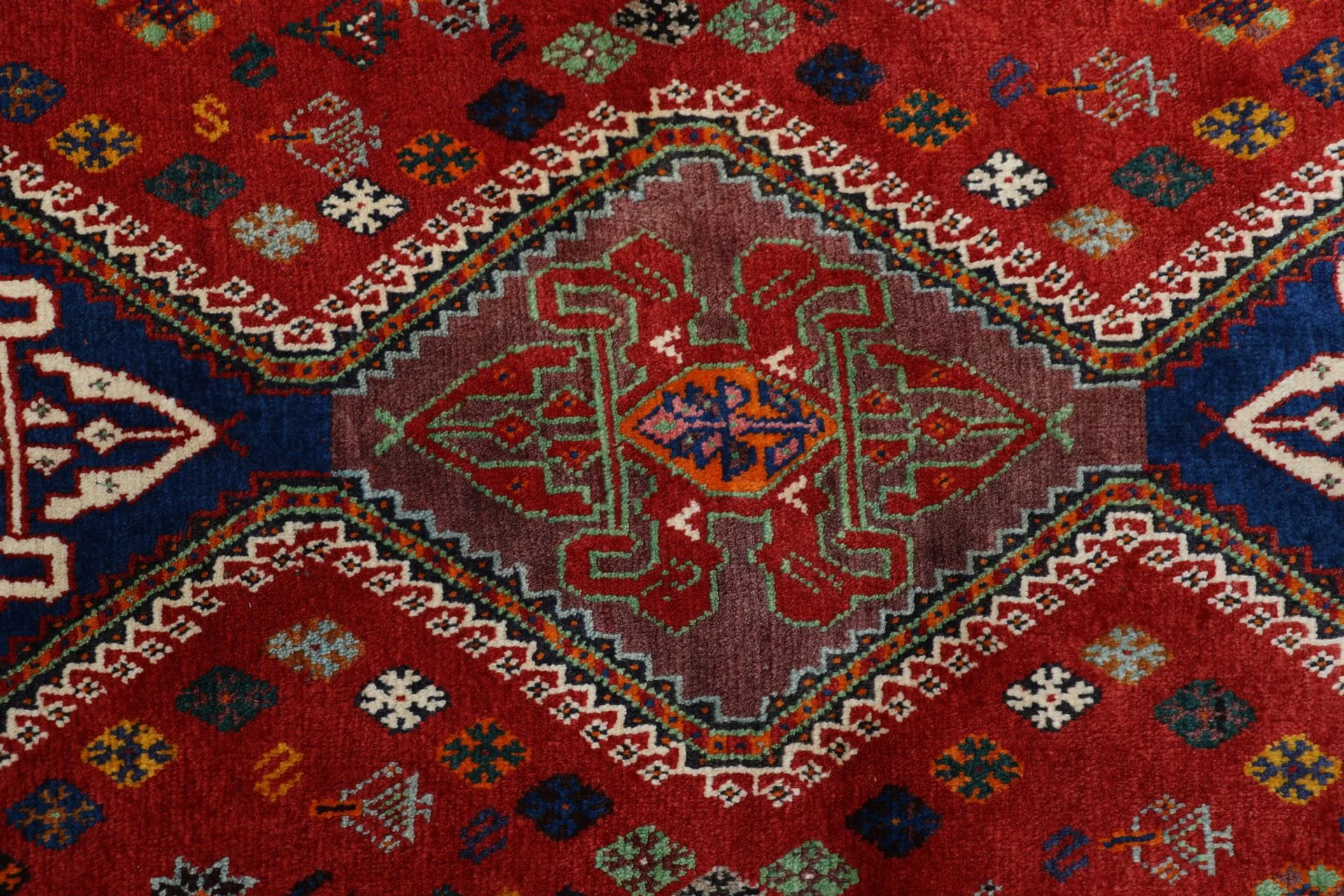Hand-Knotted Shiraz Persian Rug, 157 × 238 cm, Wool - Image 9