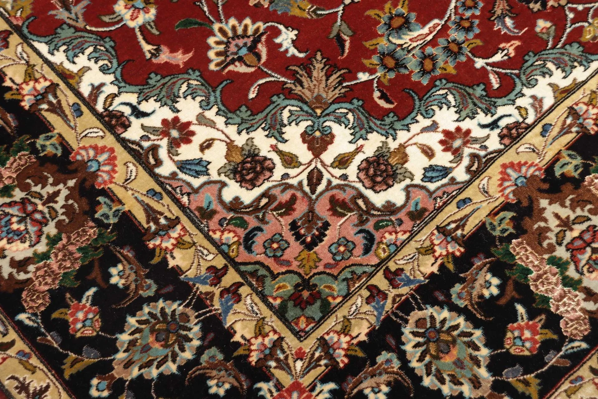 Qom Persian Rug 141 × 210 cm in Wool, hand-knotted - Image 6