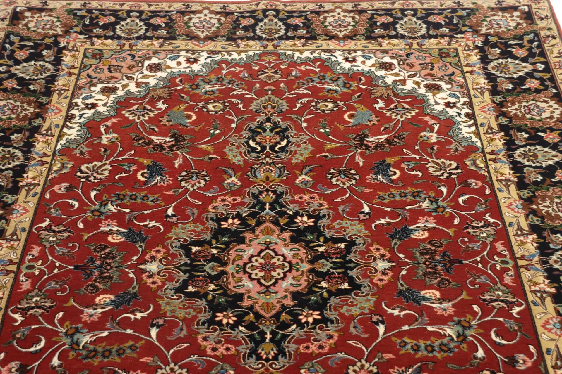 Qom Persian Rug 141 × 210 cm in Wool, hand-knotted - Image 9