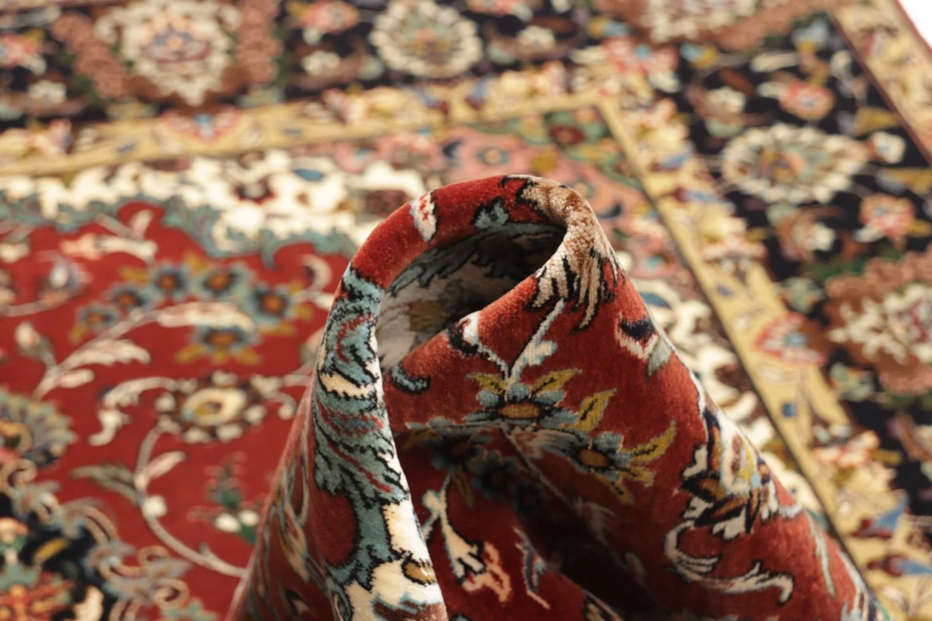 Qom Persian Rug 141 × 210 cm in Wool, hand-knotted - Image 10