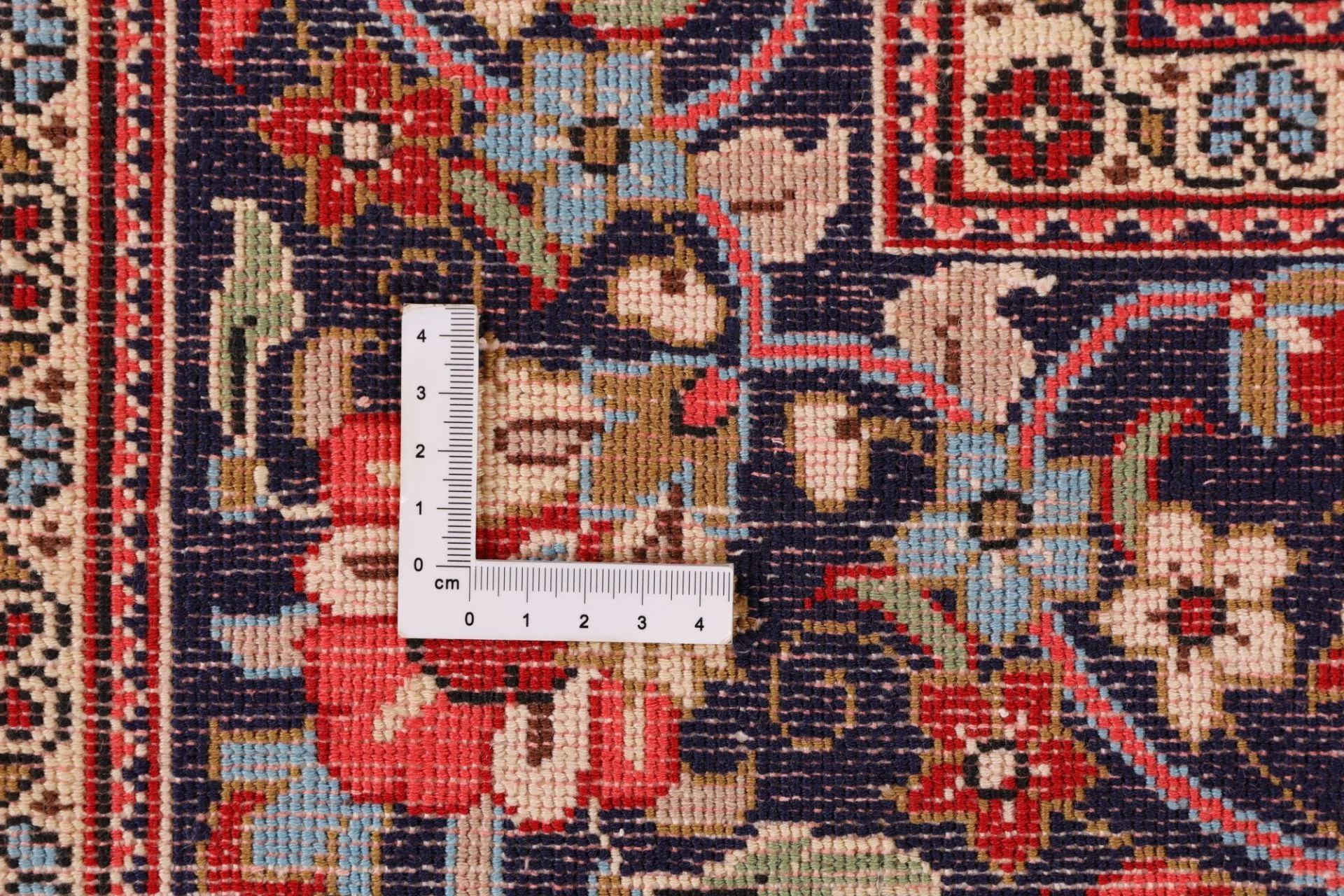 Qom Persian Rug 132 × 203 cm in Wool, hand-knotted - Image 9