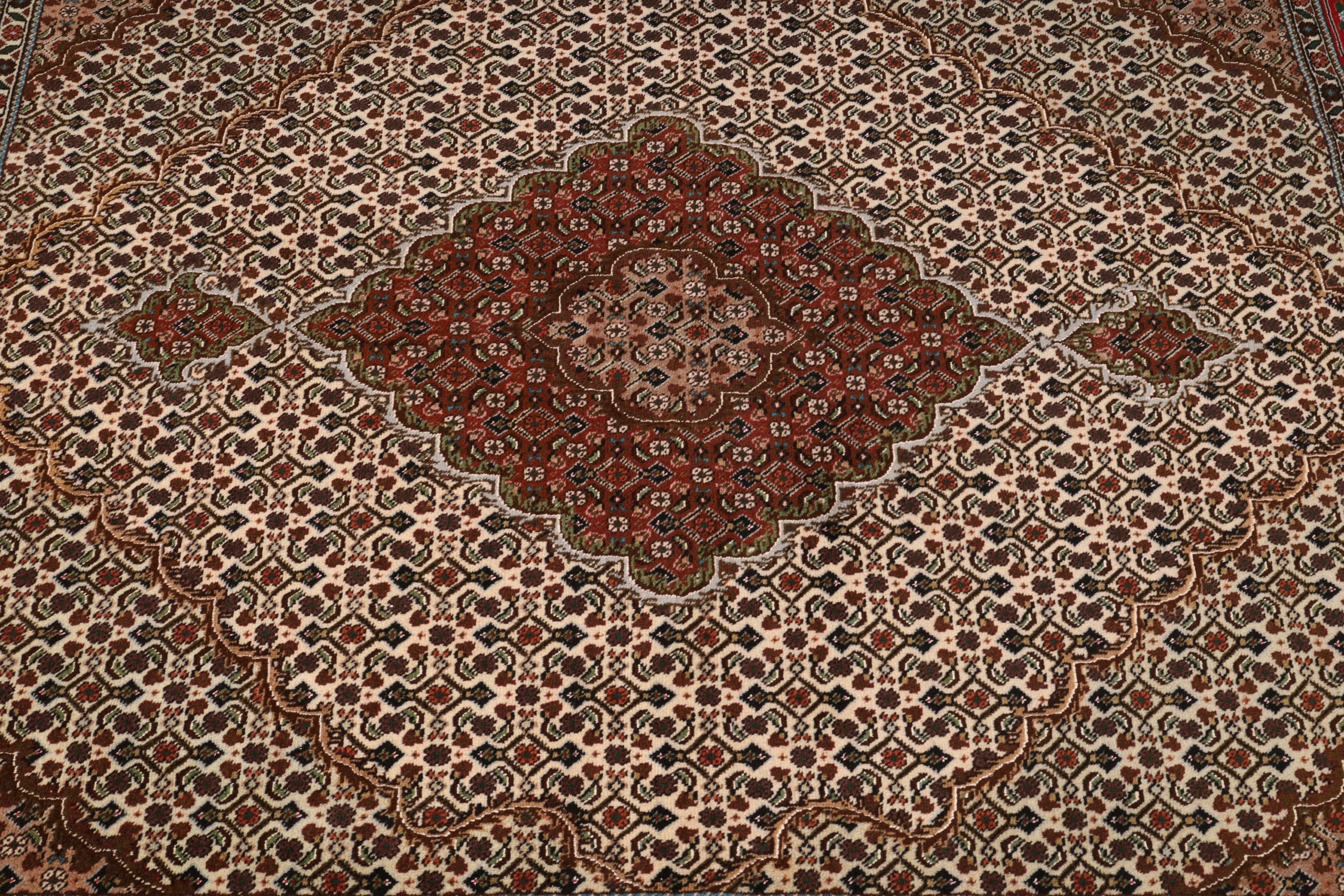 Tabriz Persian Rug 201 × 152 cm in Wool, hand-knotted - Image 4