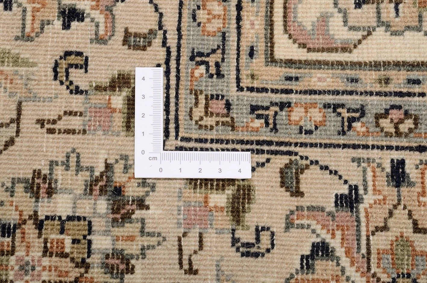 Hand-Knotted Isfahan Indian Rug, 119 × 182 cm, Wool - Image 3