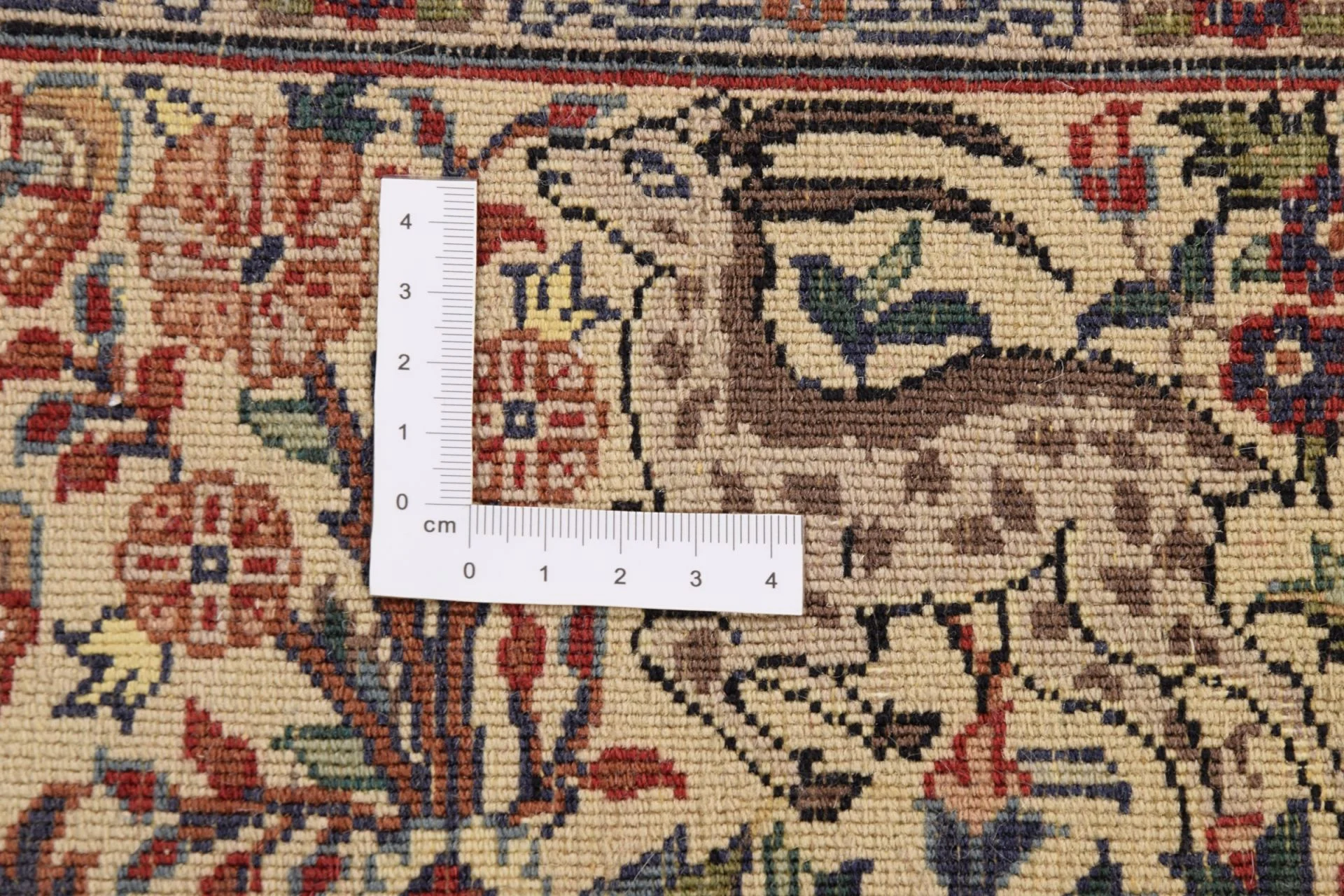 Isfahan Pakistani Rug 137 × 213 cm in Wool, hand-knotted - Image 3